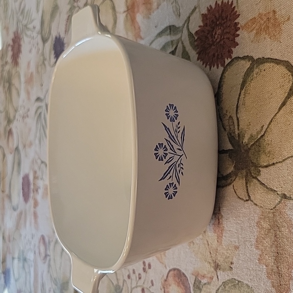 Corning Ware 1 3/4 QT. White. Blue Cornflower Design